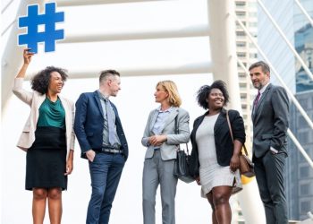 Accessing the Stars: How Parakee Redefines Interaction with Top Influencers and Public Figures