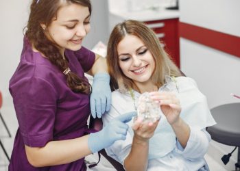 The Benefits of Invisalign Clear Aligners over Cheap Veneers from Turkey