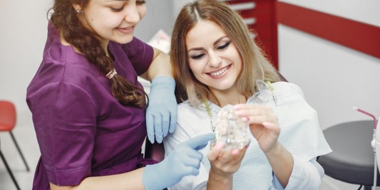 The Benefits of Invisalign Clear Aligners over Cheap Veneers from Turkey