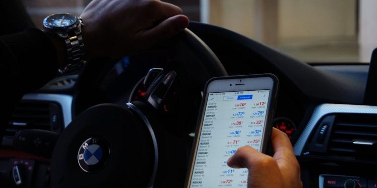 How to trade CFD:s on your phone?