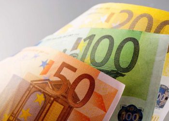 Fluctuations of Colombian Pesos against Euro and Dollar Over the Last Decade