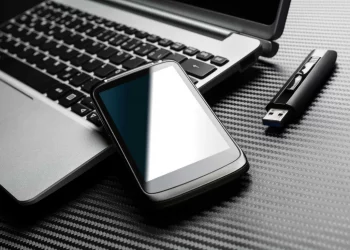 Choosing Between Photosticks and Flash Drives: A Comprehensive Guide