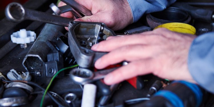 What are the symptoms of a high-pressure fuel pump failure?