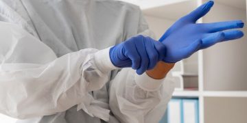 How to Choose Your Next Manufacturer of Disposable Gloves: A Comprehensive Guide